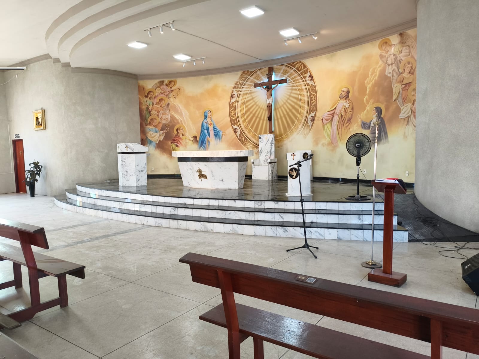 Altar em mármore em igreja