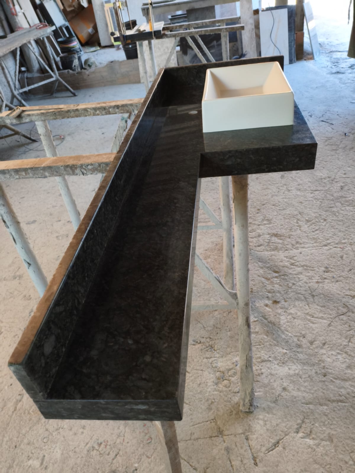 Detalhe de acabamento em granito escuro